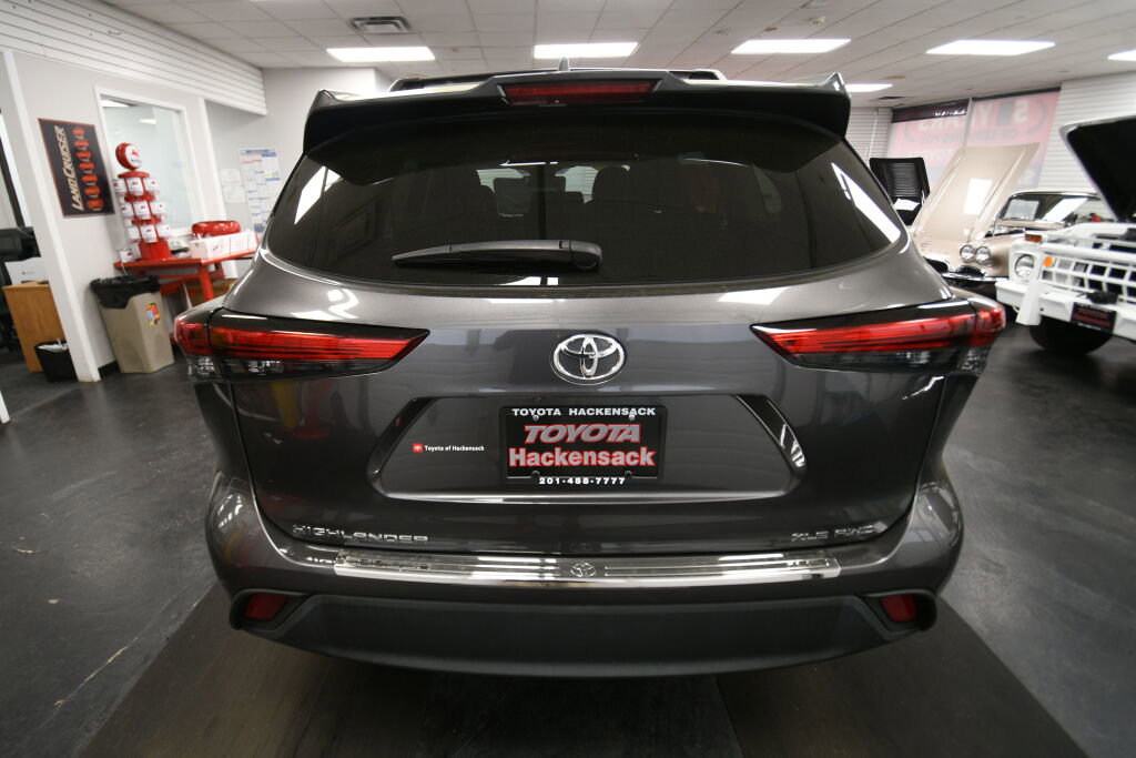 Used 2023 Toyota Highlander XLE image 7