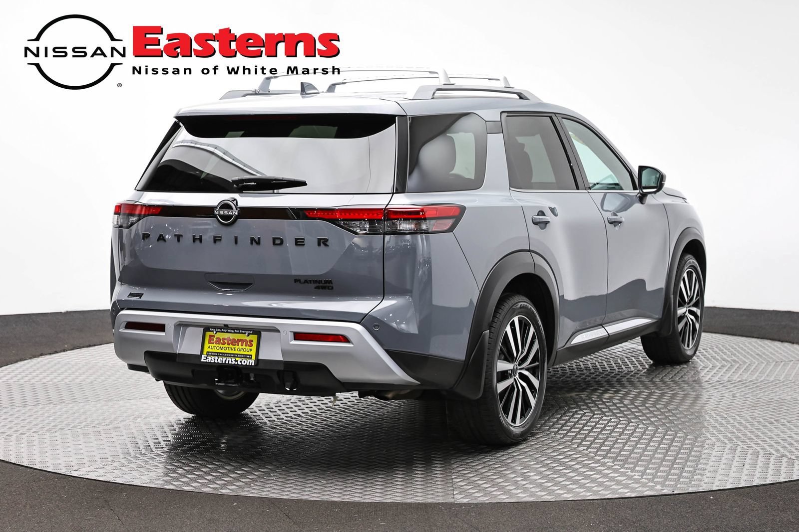 Used 2024 Nissan Pathfinder Platinum w/ Black Appearance Package AWD/4WD image 5