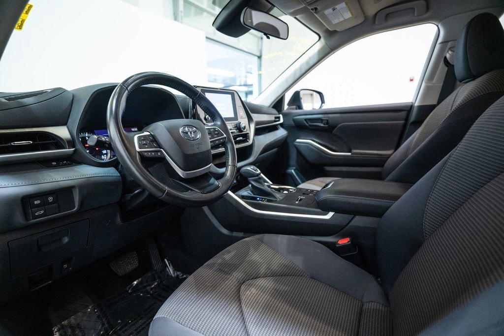 Used 2023 Toyota Highlander LE FWD image 4