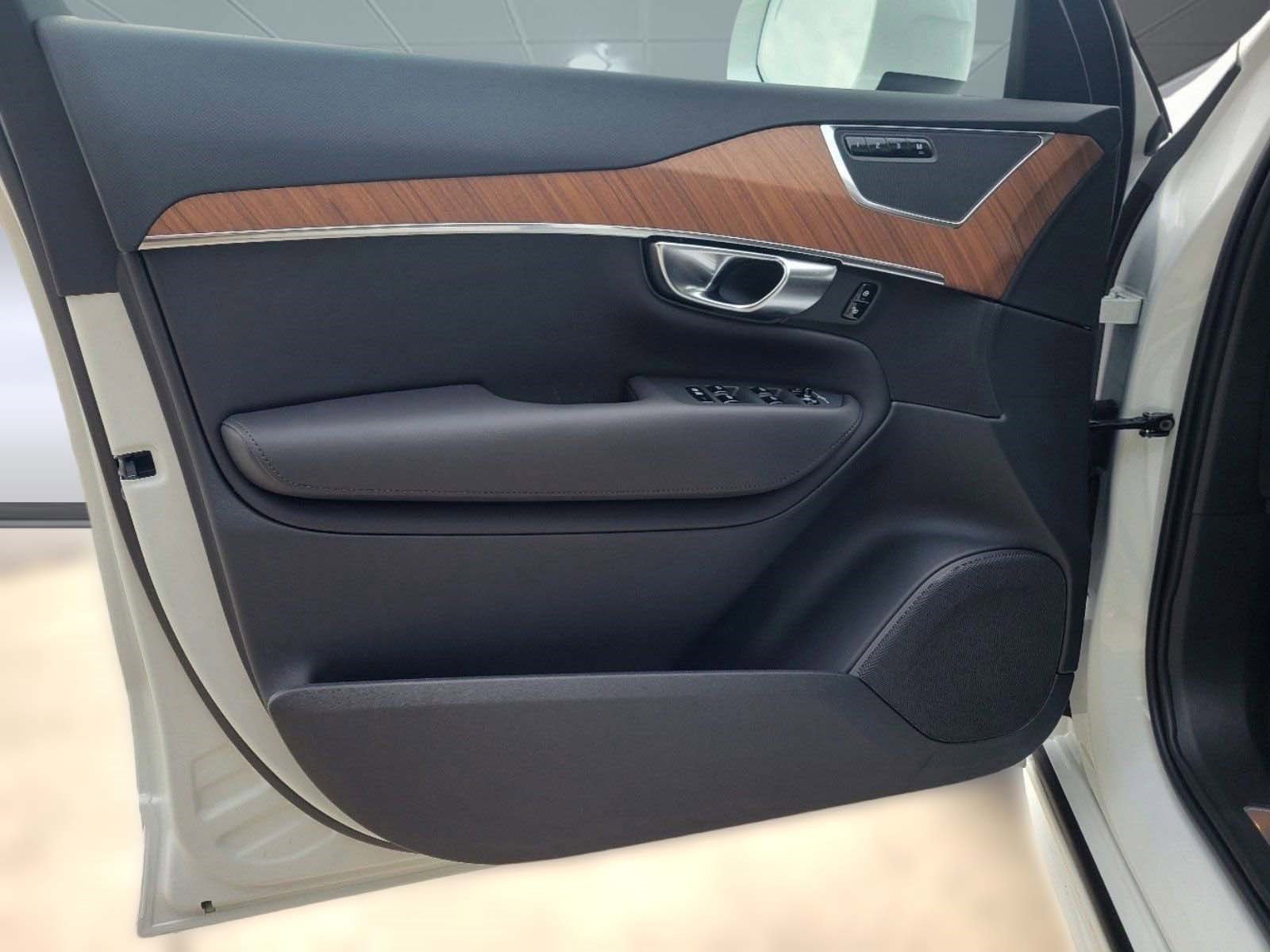 New 2024 Volvo XC90 T8 Plus w/ Protection Package Premier image 23