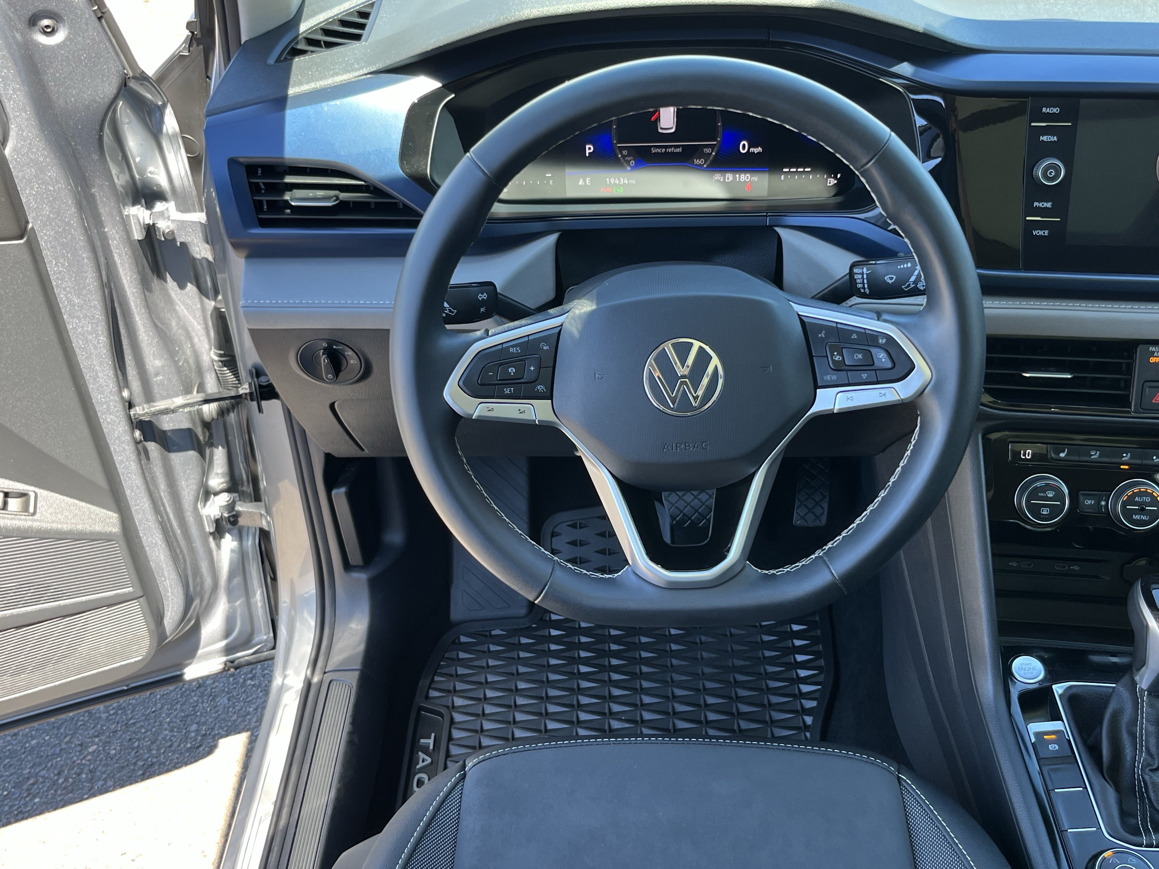 Used 2024 Volkswagen Taos SE w/ Panoramic Sunroof Package AWD/4WD image 12