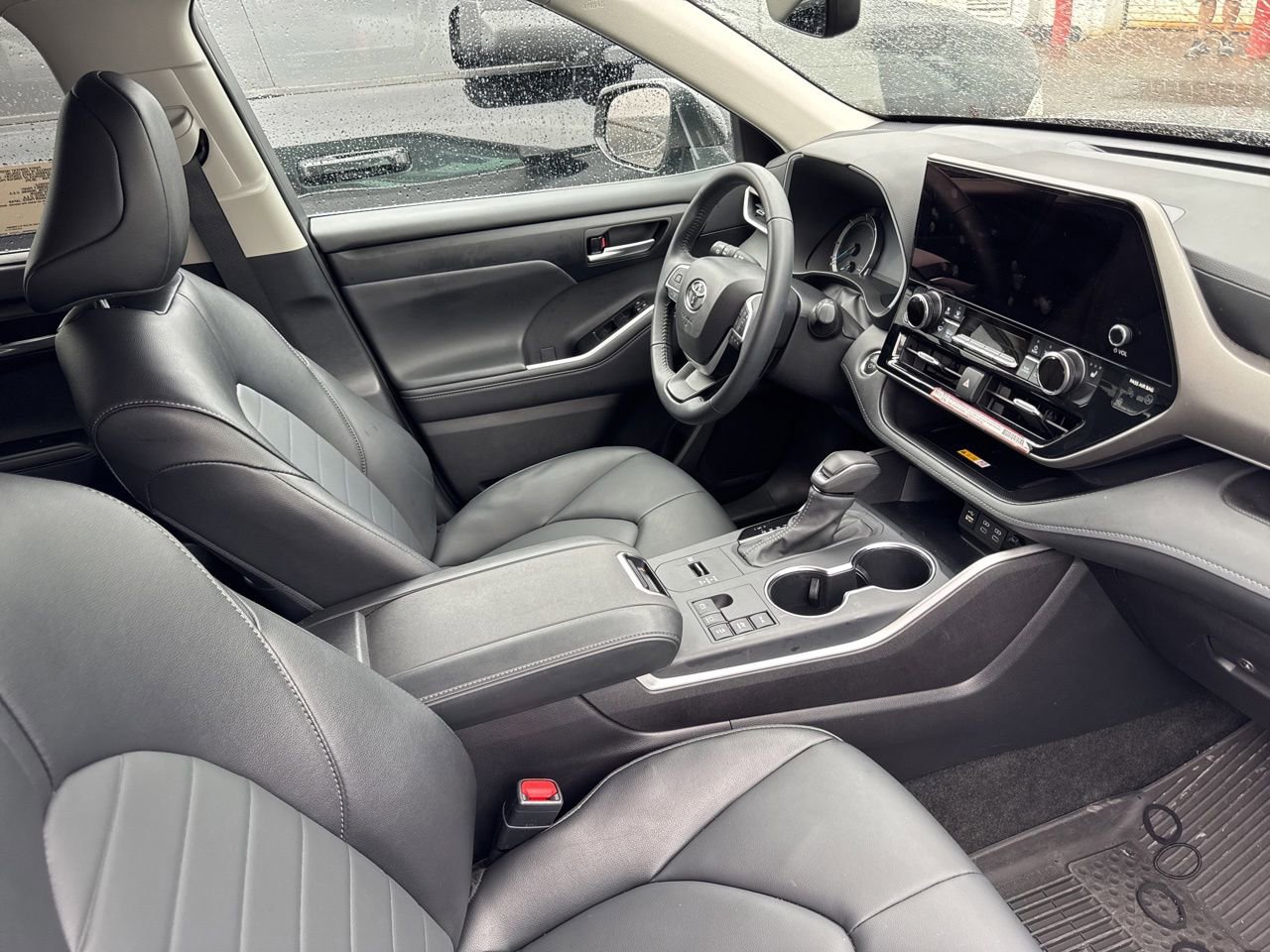 Used 2025 Toyota Highlander XLE AWD/4WD image 5