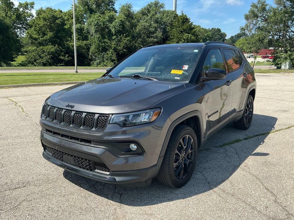 Used 2023 Jeep Compass Latitude AWD/4WD image 1