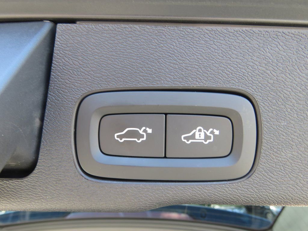 Used 2022 Volvo XC60 B5 Momentum image 19