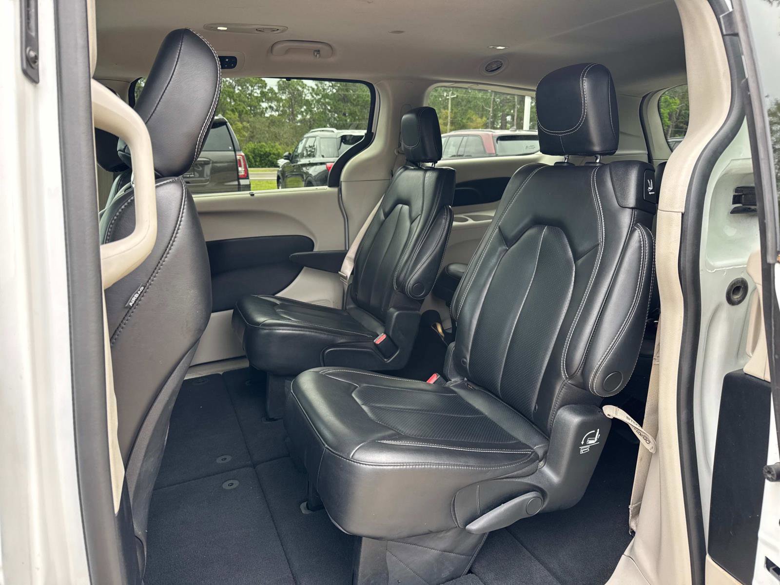 Certified 2023 Chrysler Pacifica Touring-L image 15