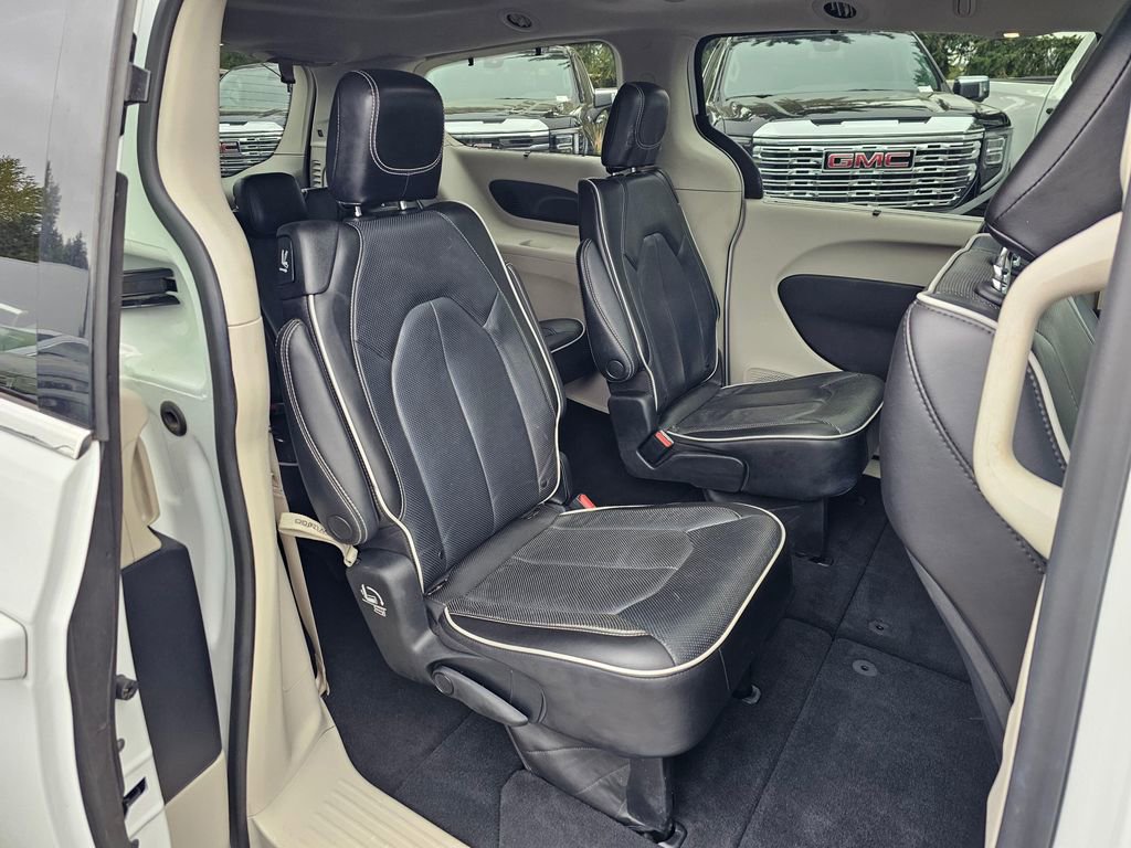 Used 2023 Chrysler Pacifica Limited FWD image 13