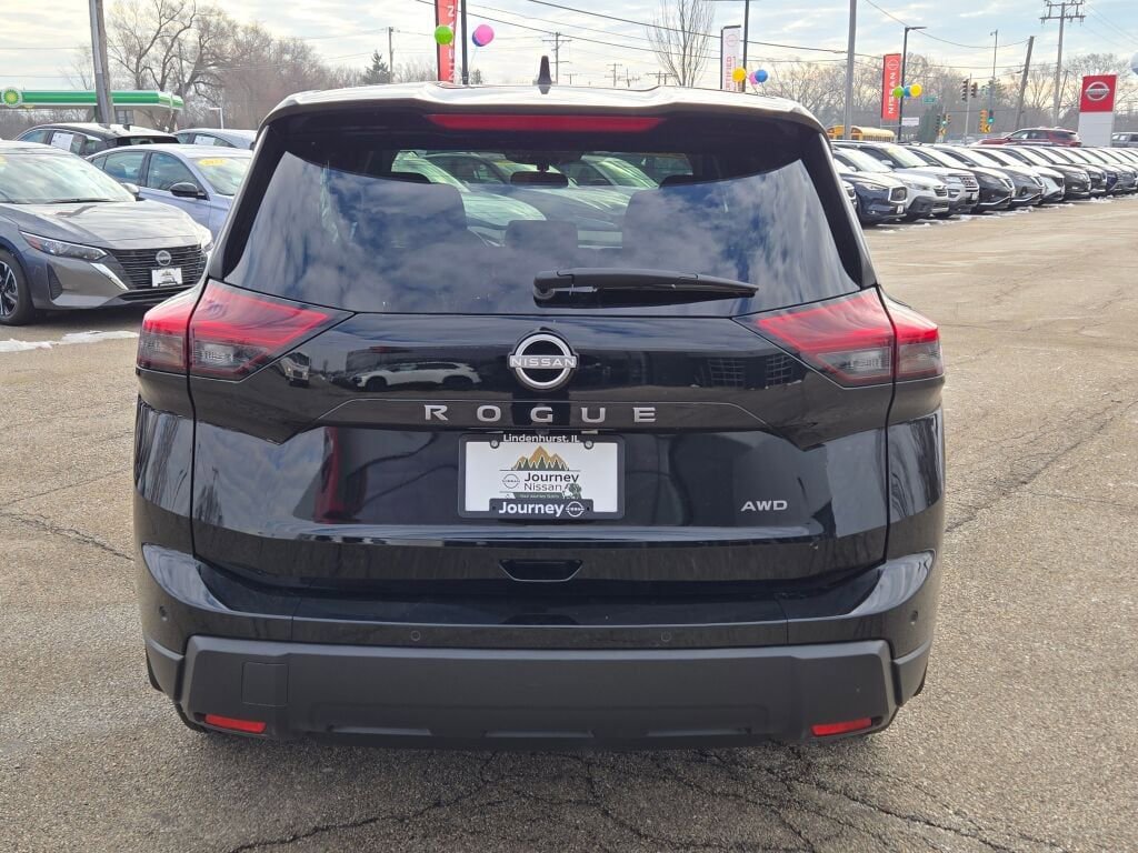 Used 2025 Nissan Rogue S image 12
