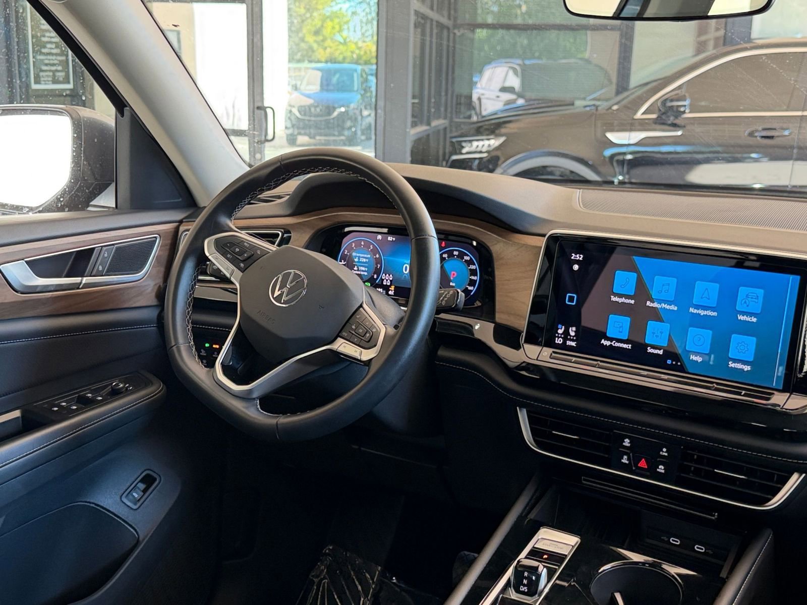 Used 2025 Volkswagen Atlas SE image 28