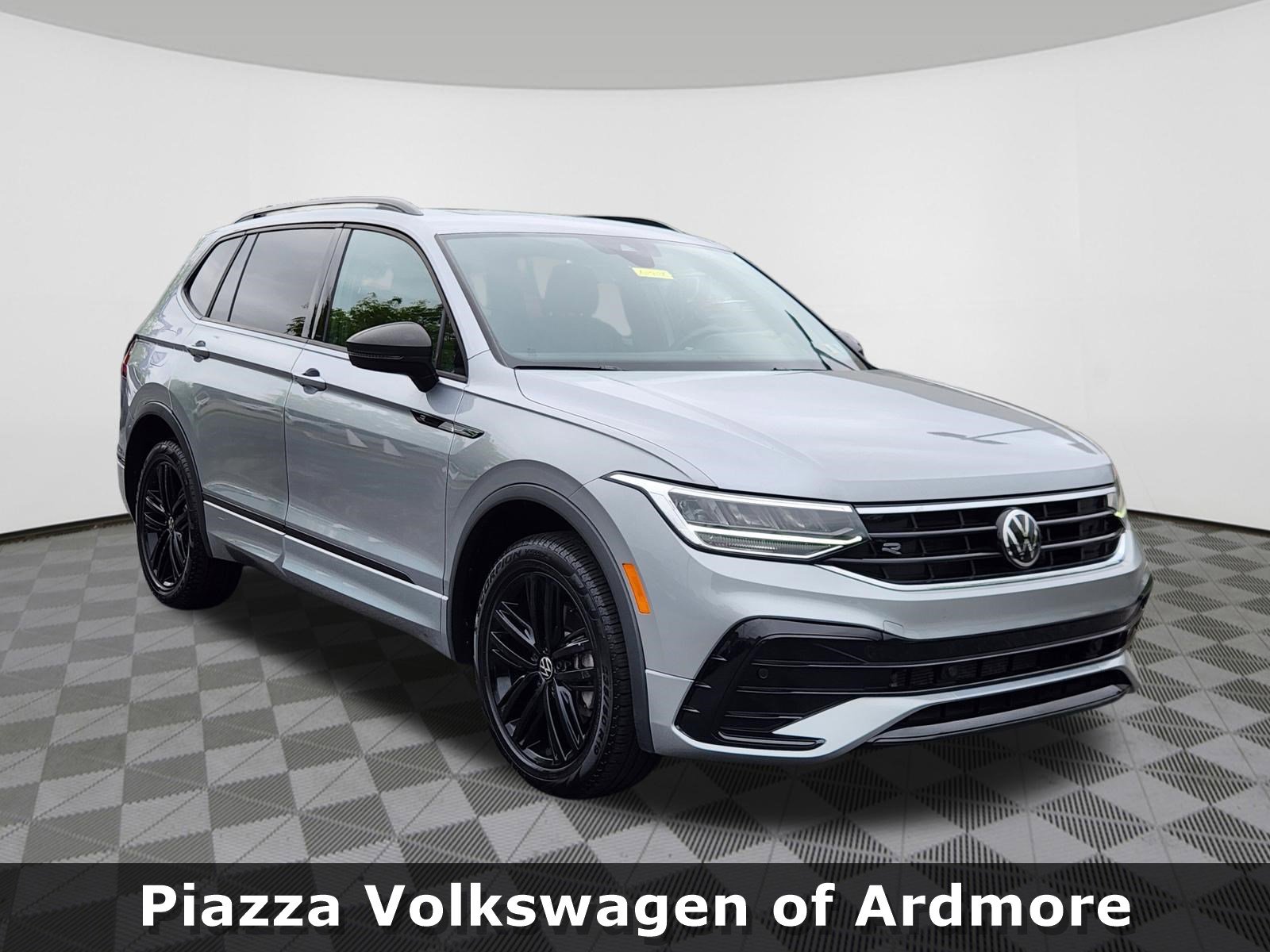 Used 2022 Volkswagen Tiguan SE R-Line AWD/4WD image 1