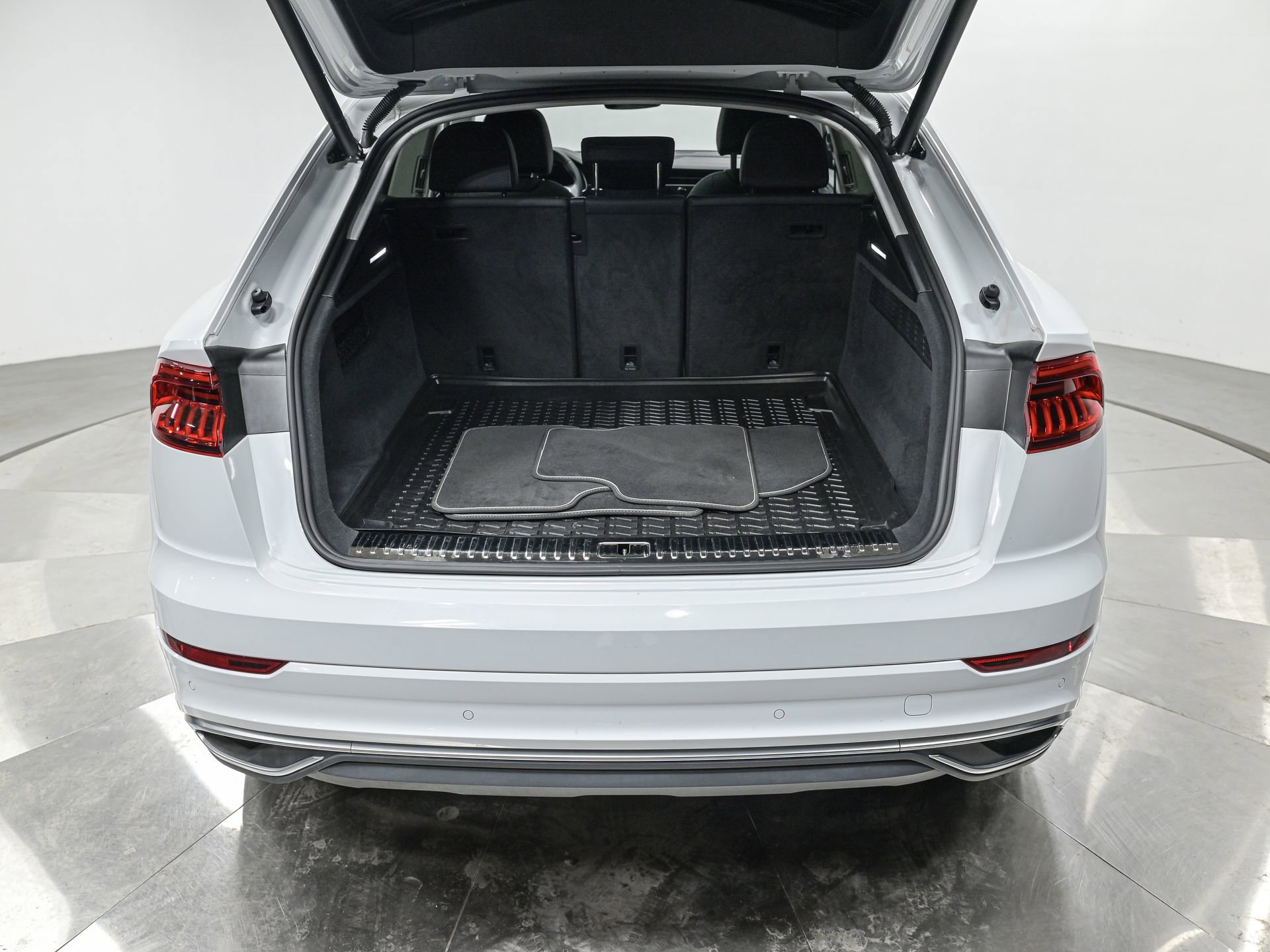 Used 2023 Audi Q8 Premium w/ Convenience Package AWD/4WD image 6