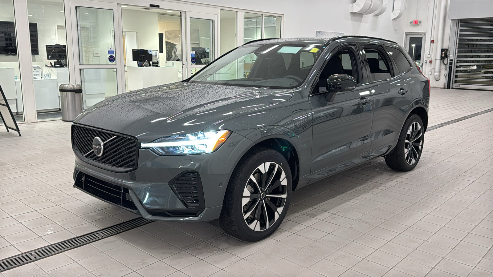 New 2027 Volvo XC60 T8 Plus AWD/4WD image 9