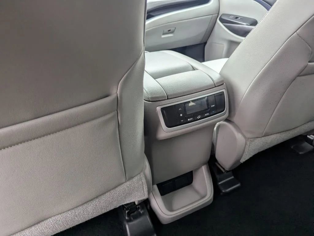 Used 2017 Toyota Highlander Plus AWD/4WD image 20