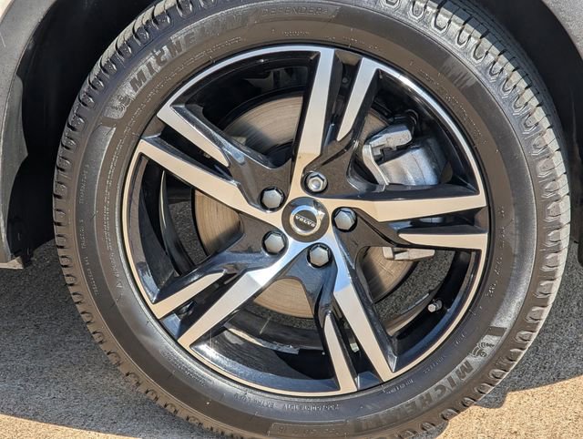 Used 2023 Volvo XC40 B5 Core image 9