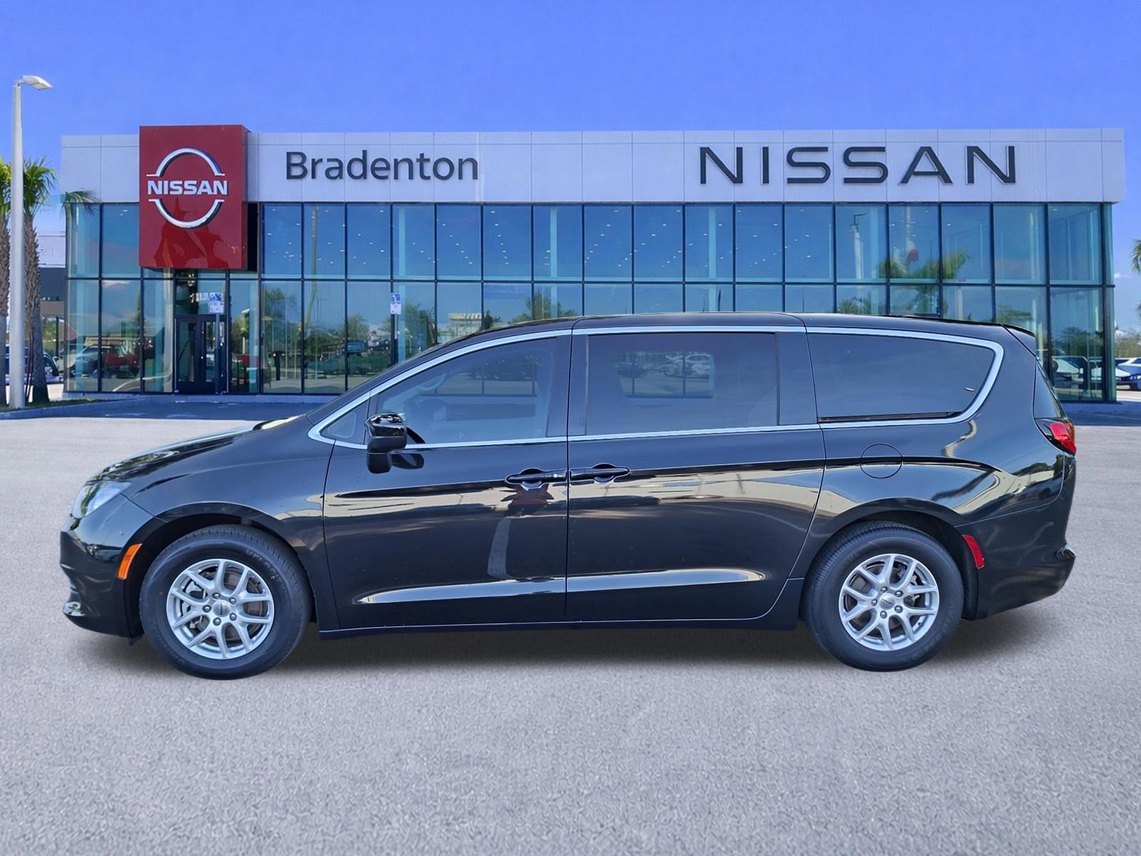 Used 2024 Chrysler Voyager LX image 8