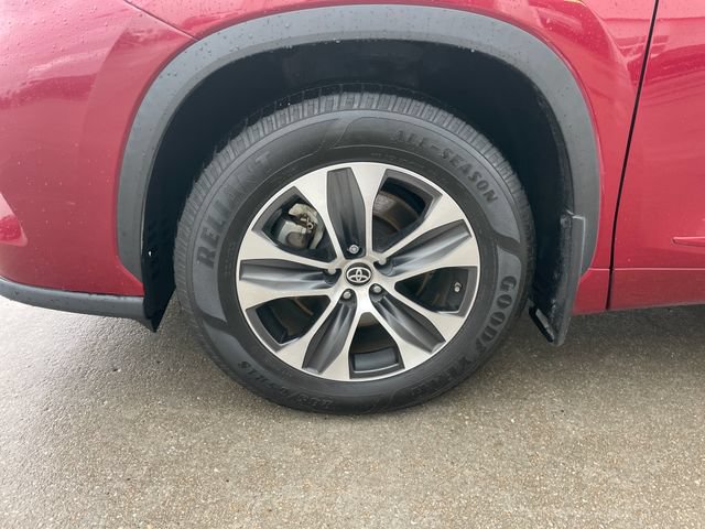 Used 2021 Toyota Highlander XLE AWD/4WD image 29