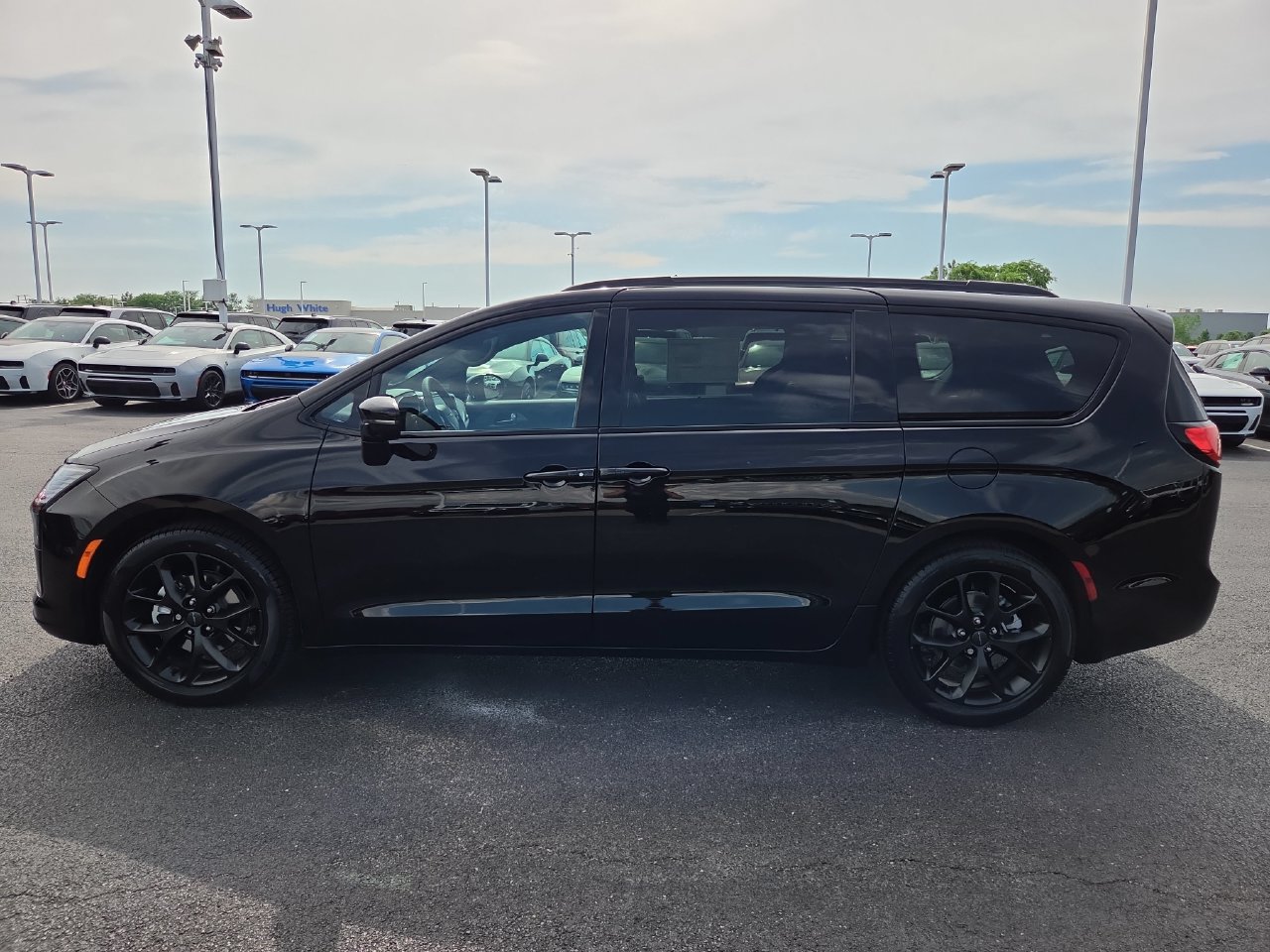 New 2027 Chrysler Pacifica Limited w/ Family Tech Group FWD image 4