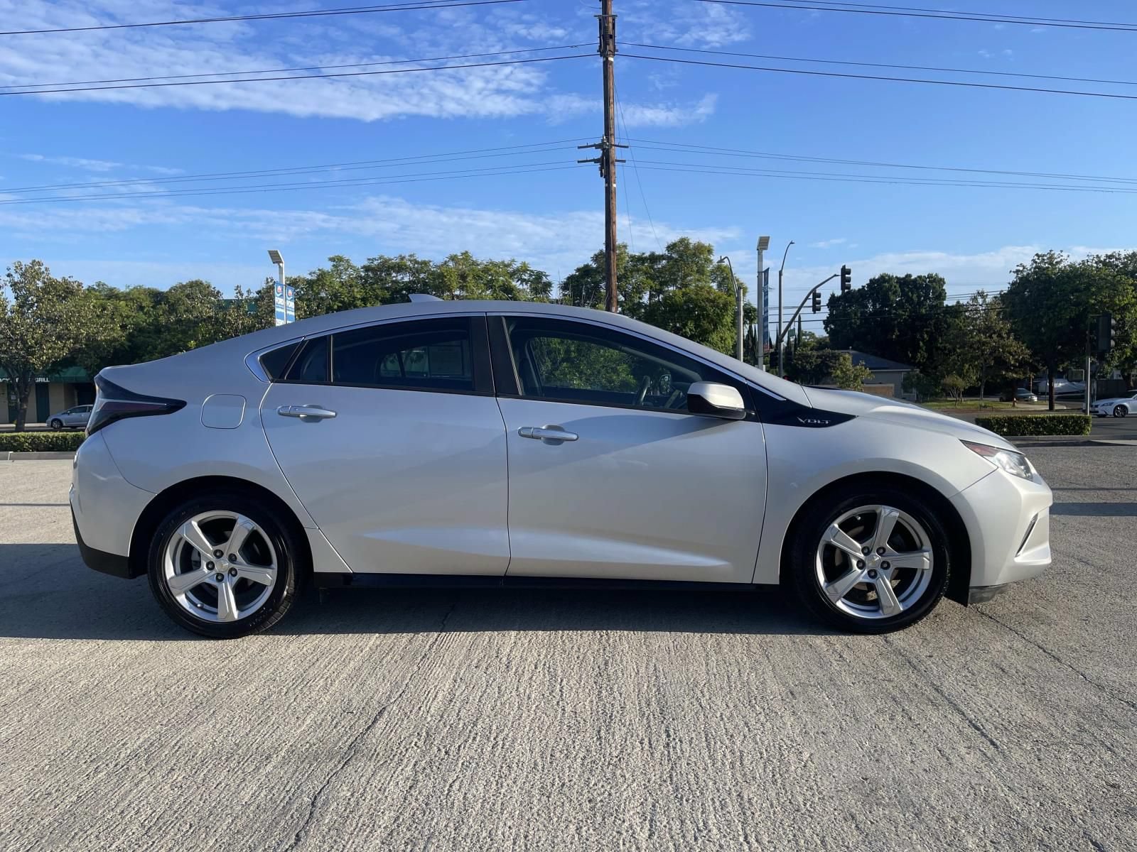 Used 2018 Chevrolet Volt LT w/ LT Driver Confidence Package FWD image 2