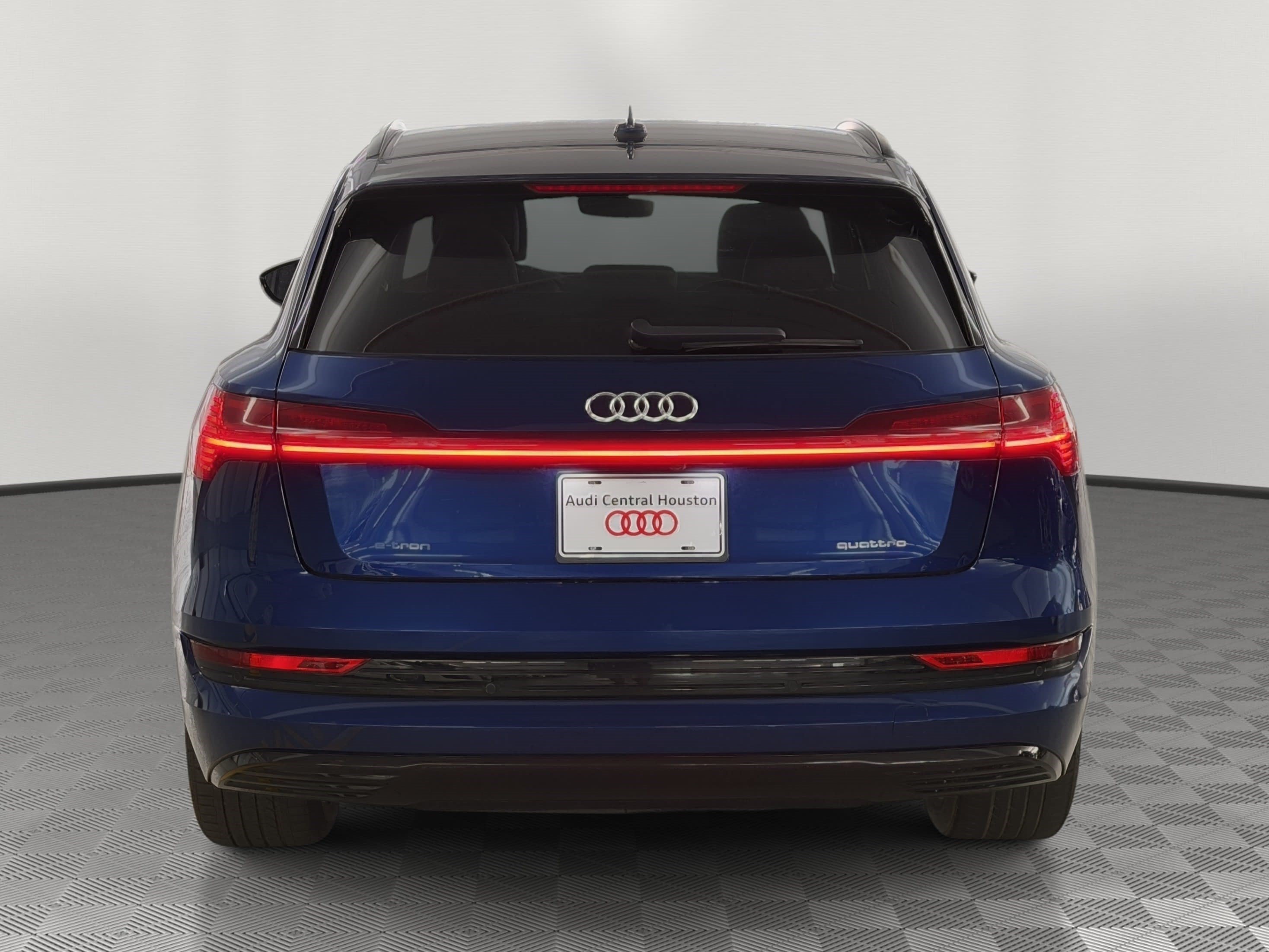 Used 2022 Audi e-tron Premium w/ Convenience Plus Package AWD/4WD image 10