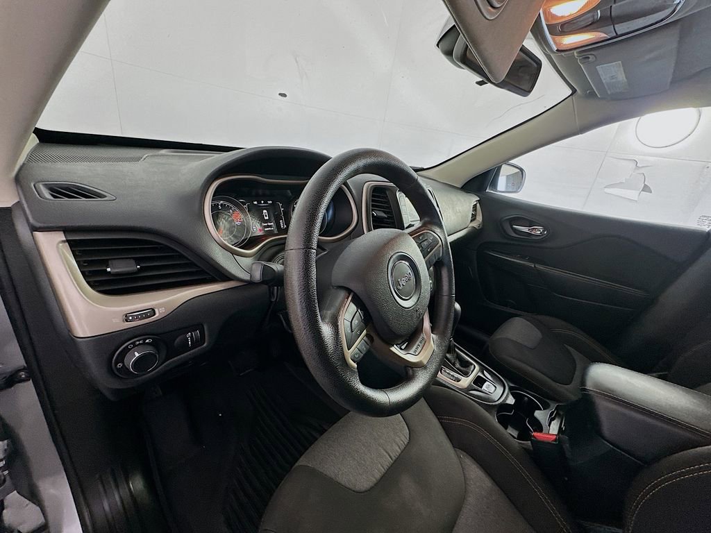 Used 2016 Jeep Cherokee Sport FWD image 9
