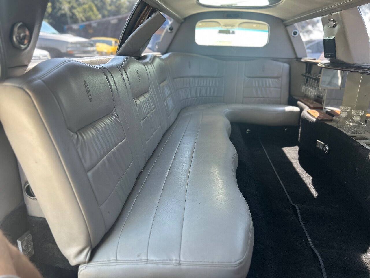 Used 1999 Lincoln Town Car Executive RWD image 16