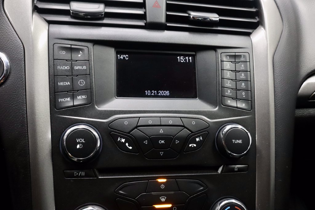 Used 2018 Ford Fusion SE FWD image 3