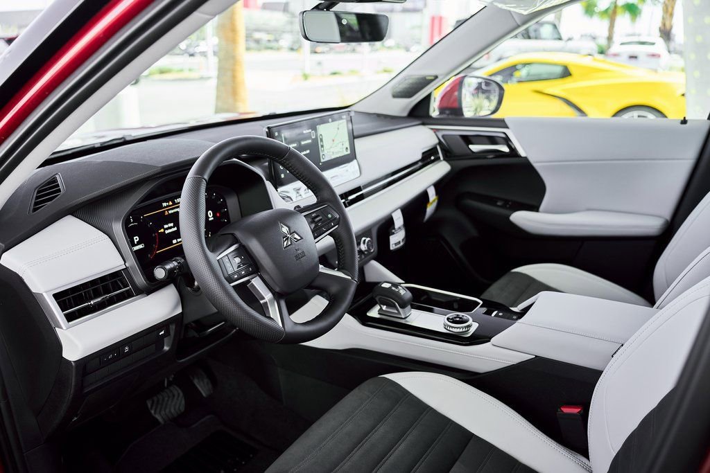 New 2026 Mitsubishi Outlander SE FWD image 2