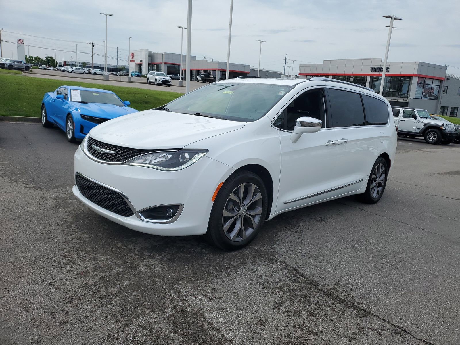 Used 2020 Chrysler Pacifica Limited FWD image 1