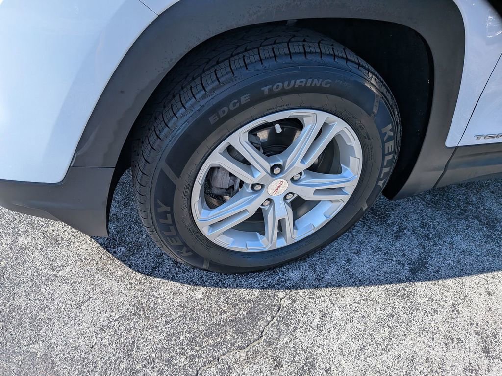 Used 2023 GMC Terrain SLE w/ Driver Convenience Package image 9