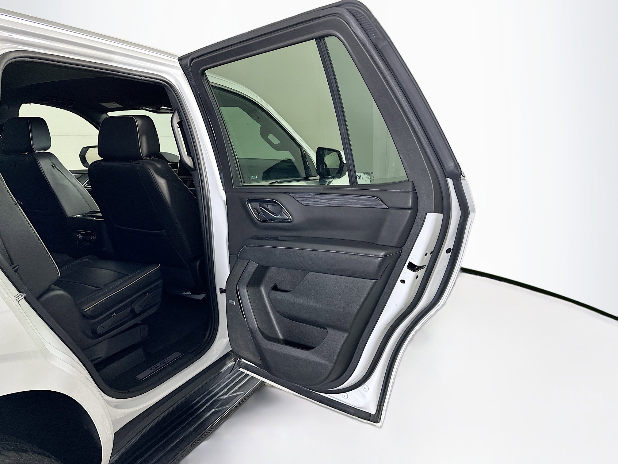 Used 2024 GMC Yukon SLT image 32