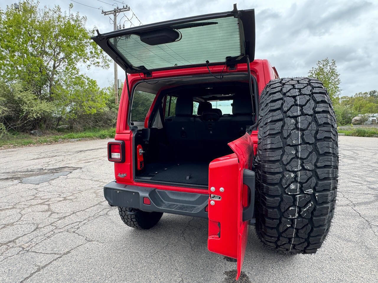 Used 2020 Jeep Wrangler Unlimited Sahara w/ Uconnect 4C Nav & Sound Group AWD/4WD image 12