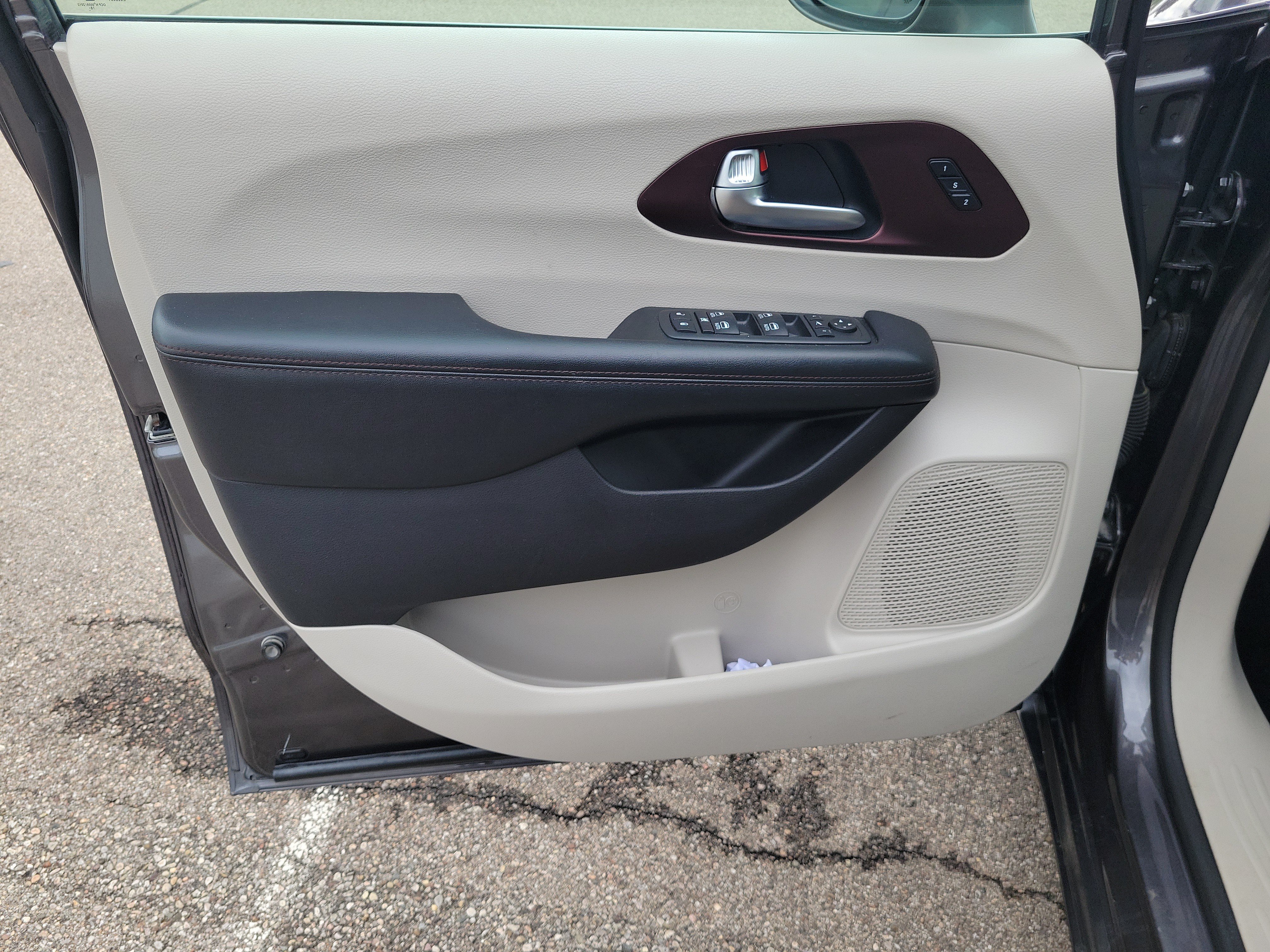 Used 2019 Chrysler Pacifica Limited FWD image 19