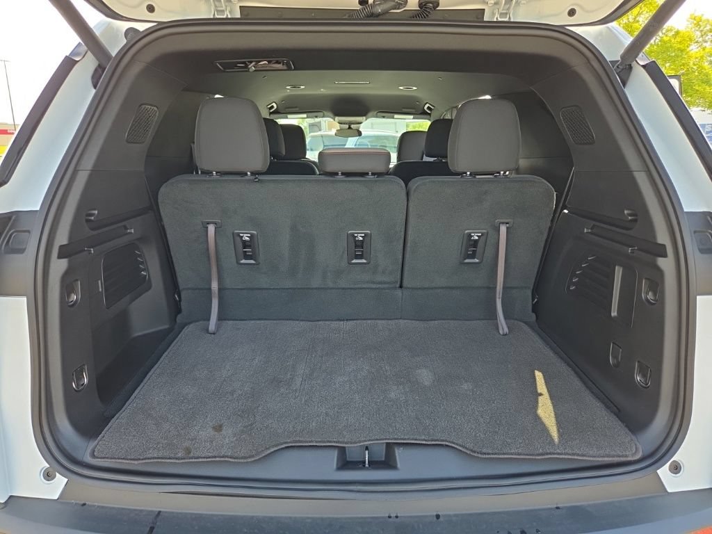 Used 2025 Chevrolet Traverse LT w/ Driver Confidence Package FWD image 27