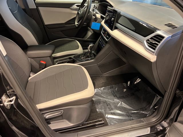 Certified 2025 Volkswagen Taos SE image 10