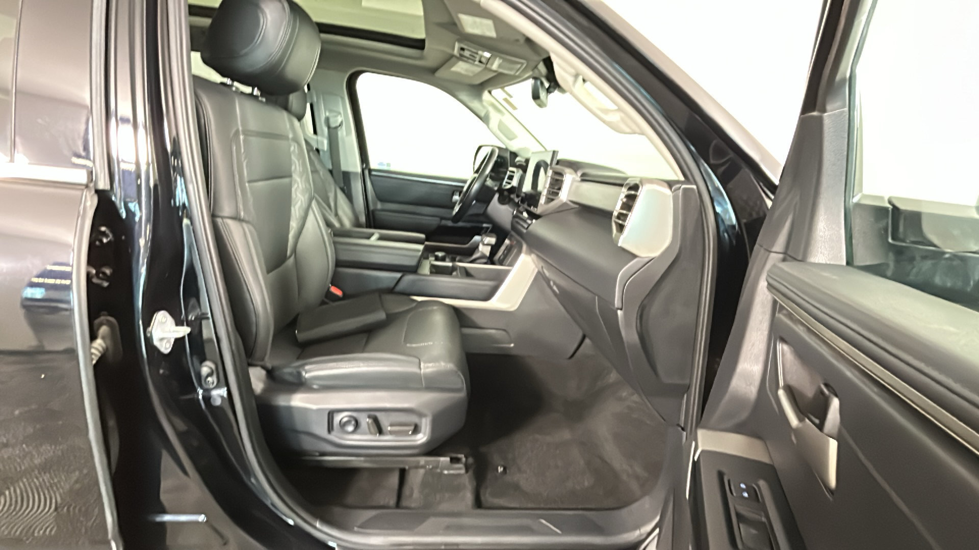 Used 2022 Toyota Tundra Limited AWD/4WD image 36