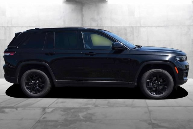 Used 2024 Jeep Grand Cherokee Altitude AWD/4WD image 5
