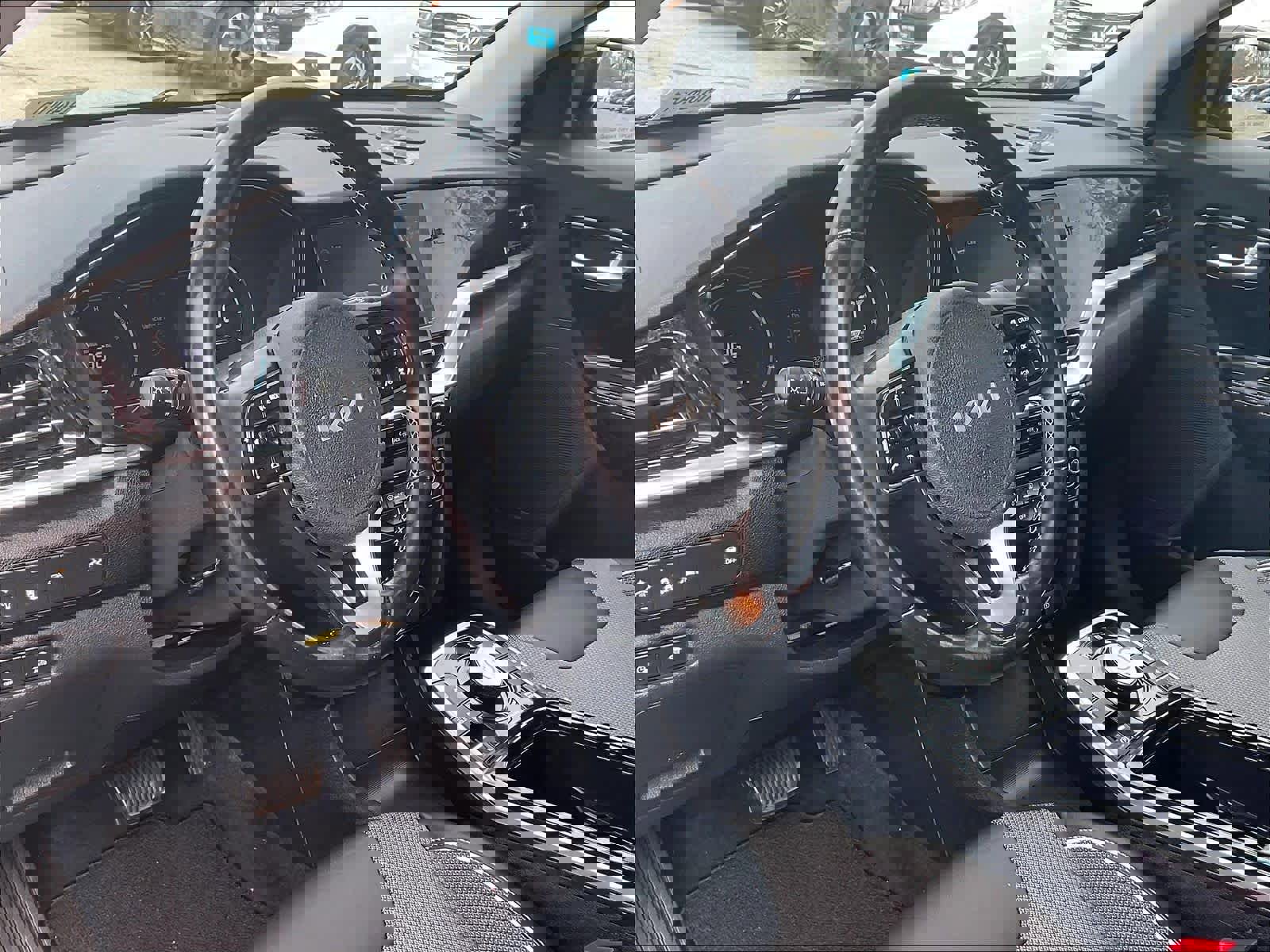 Used 2022 Kia Niro EX w/ Cold Weather Package image 8