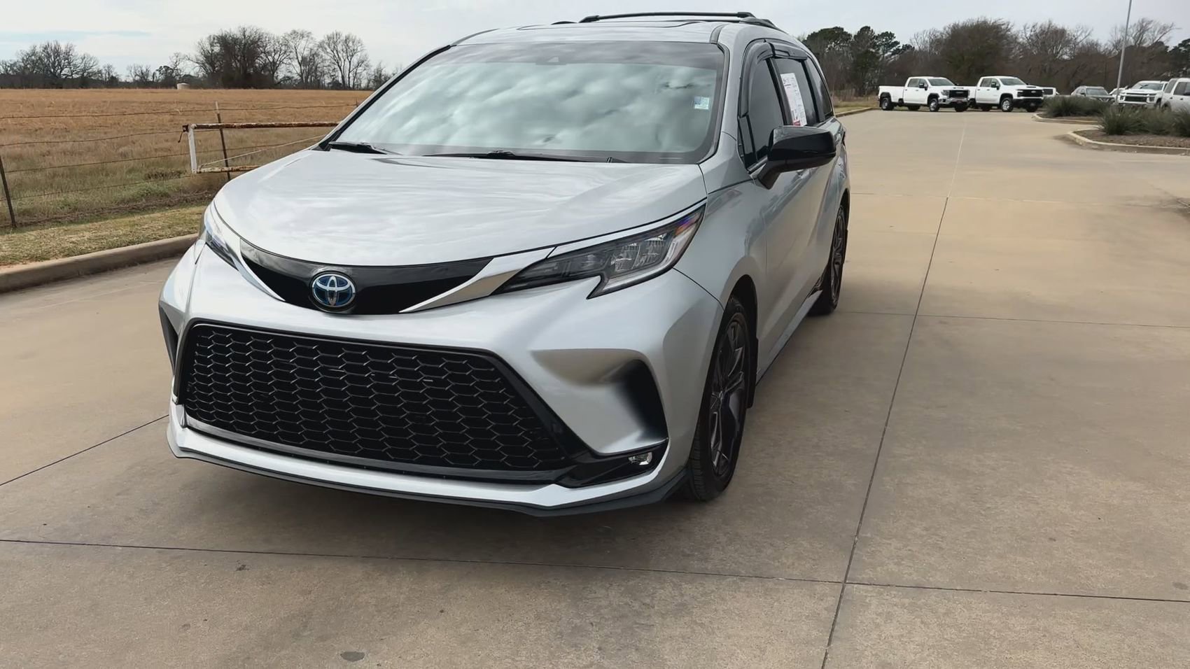Used 2024 Toyota Sienna XSE w/ XSE Plus Package image 3