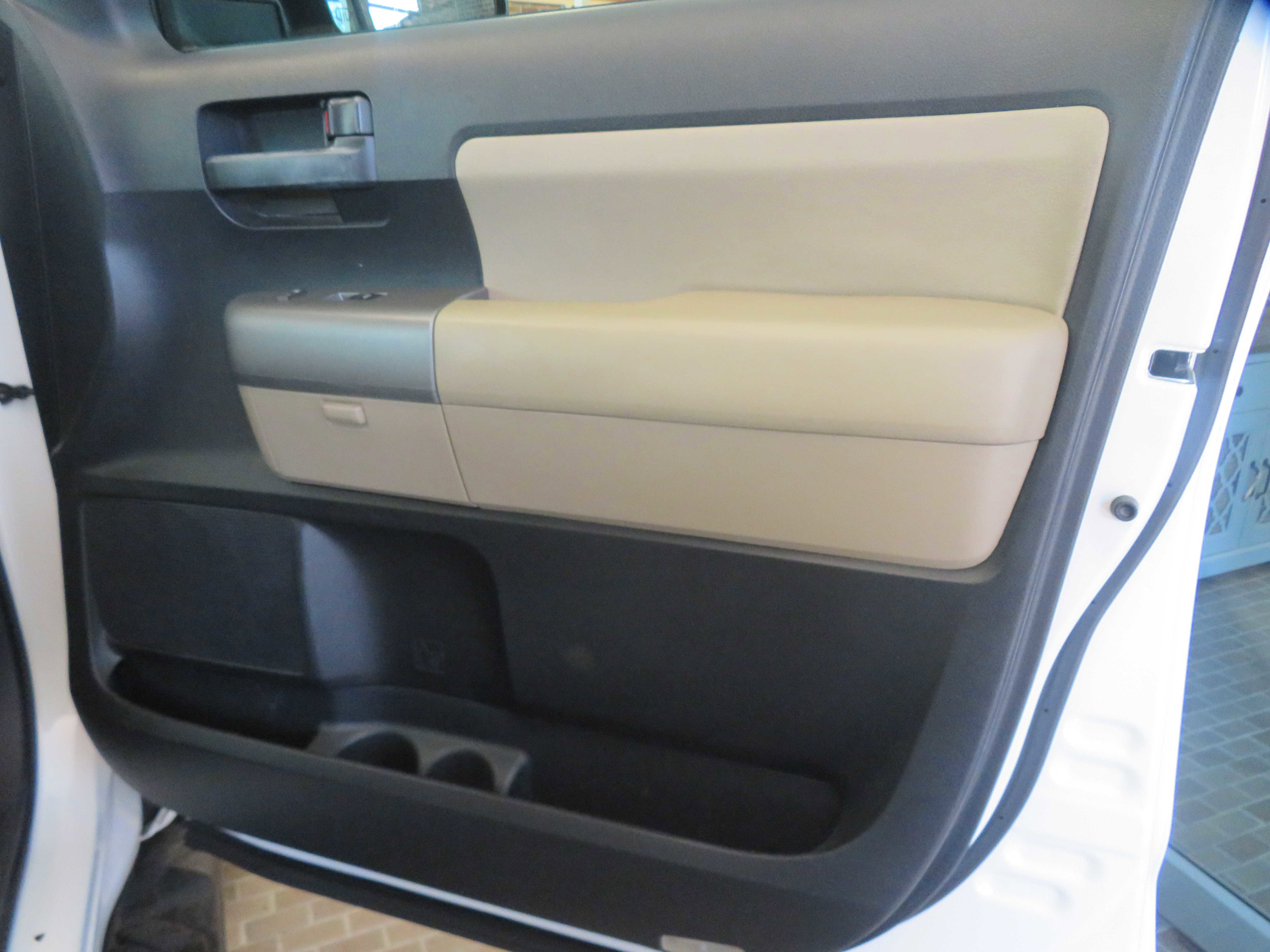 Used 2015 Toyota Sequoia SR5 w/ Premium Package image 27