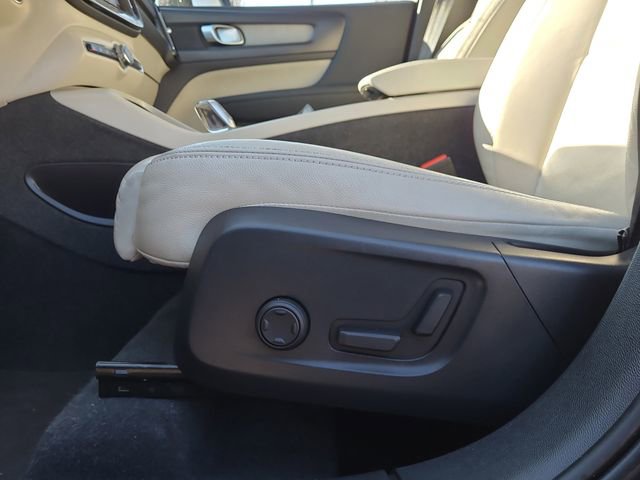 Used 2023 Volvo XC40 B5 Plus image 24