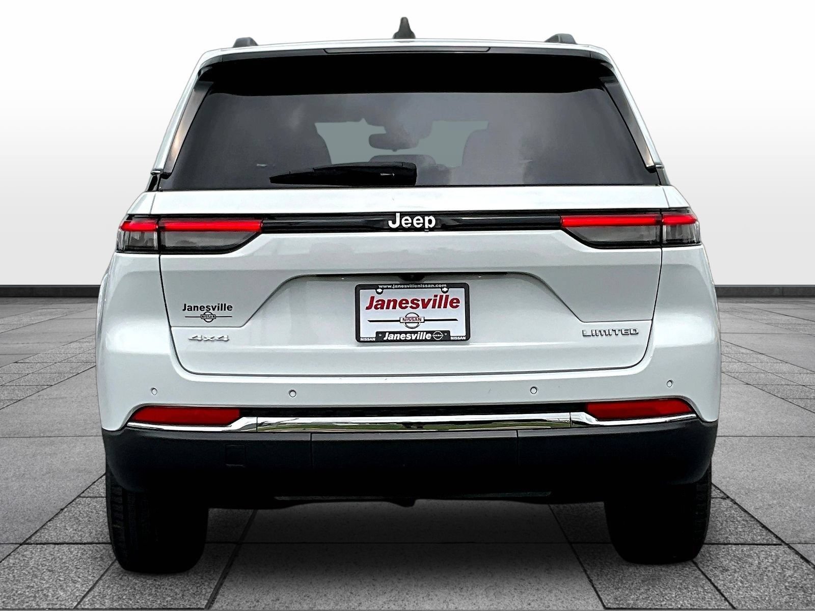 Used 2023 Jeep Grand Cherokee Limited AWD/4WD image 6