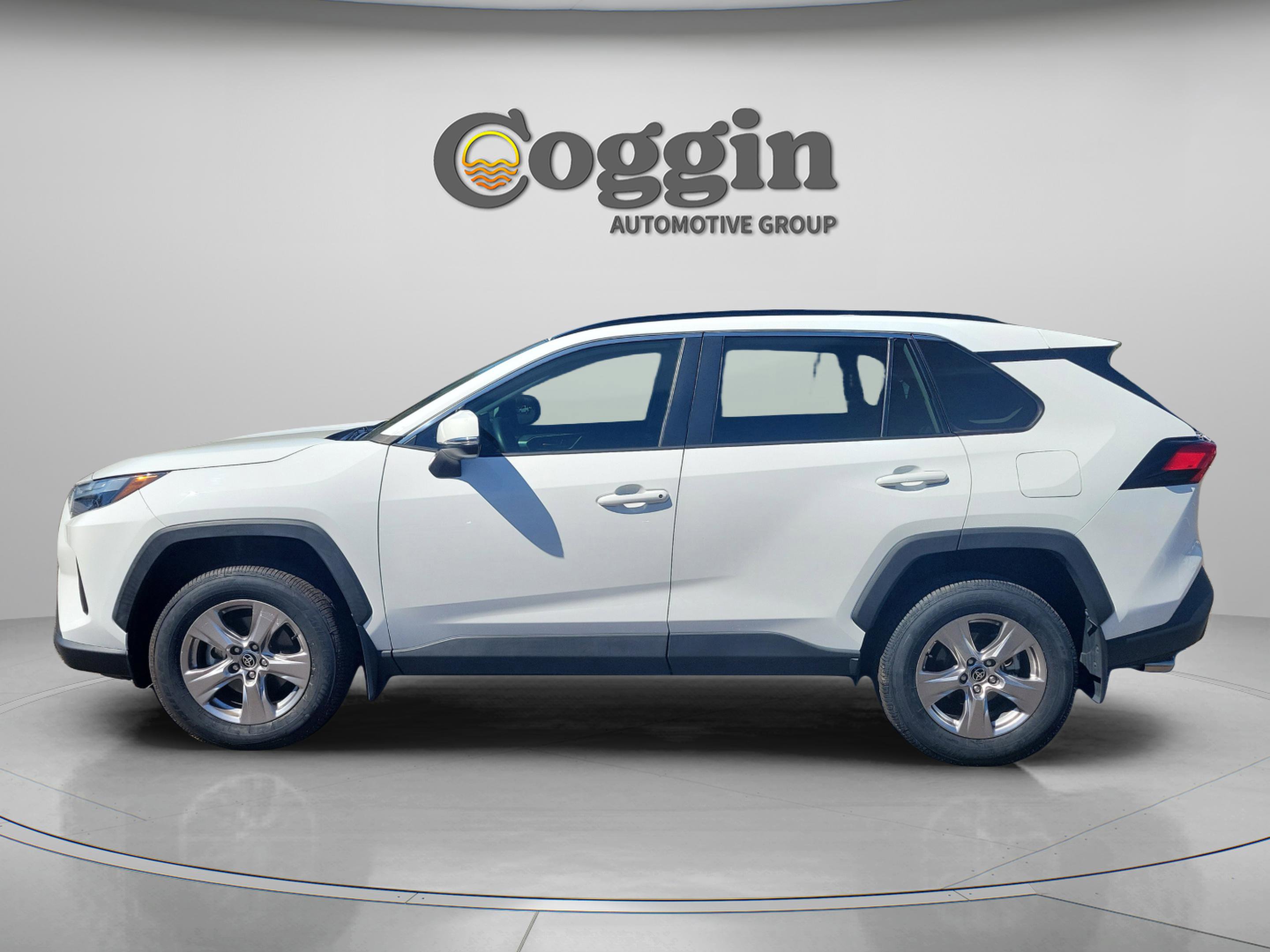 Used 2022 Toyota RAV4 XLE image 3