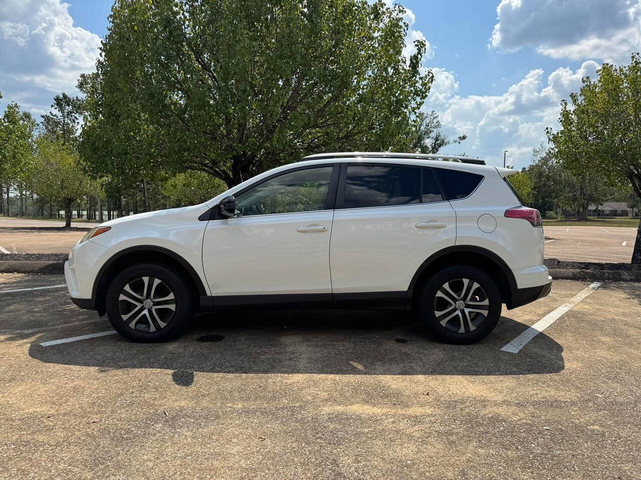 Used 2018 Toyota RAV4 LE FWD image 4