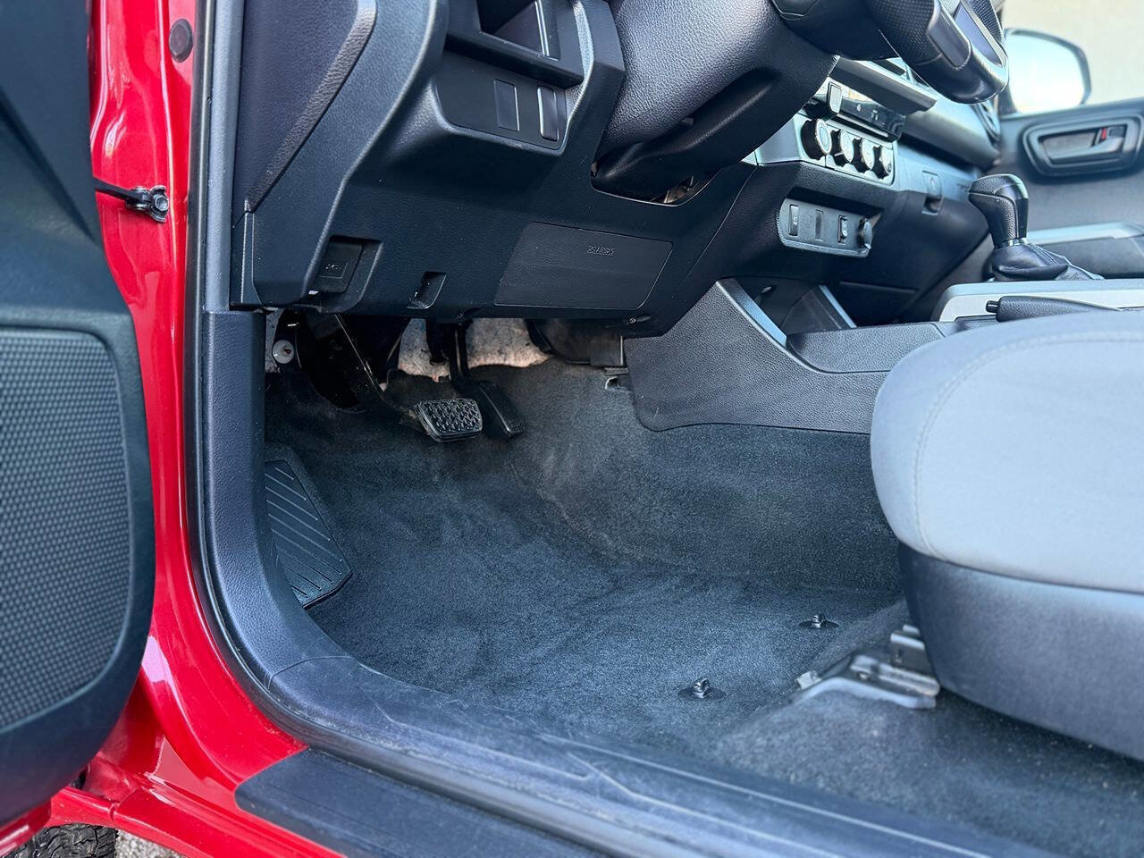 Used 2016 Toyota Tacoma TRD Sport image 5