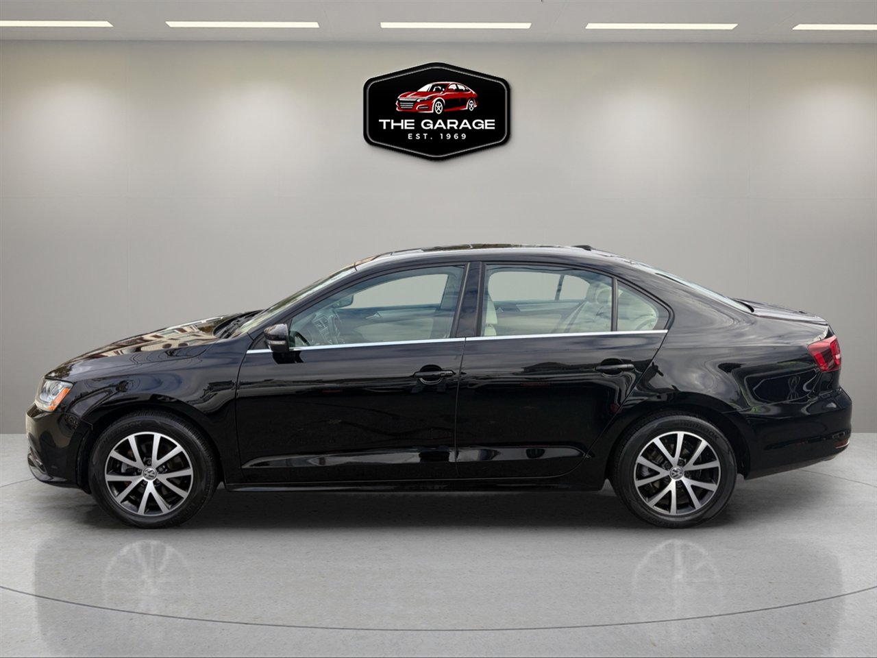 Used 2017 Volkswagen Jetta SE image 2