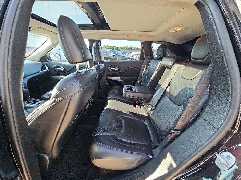 Used 2017 Jeep Cherokee Overland AWD/4WD image 9