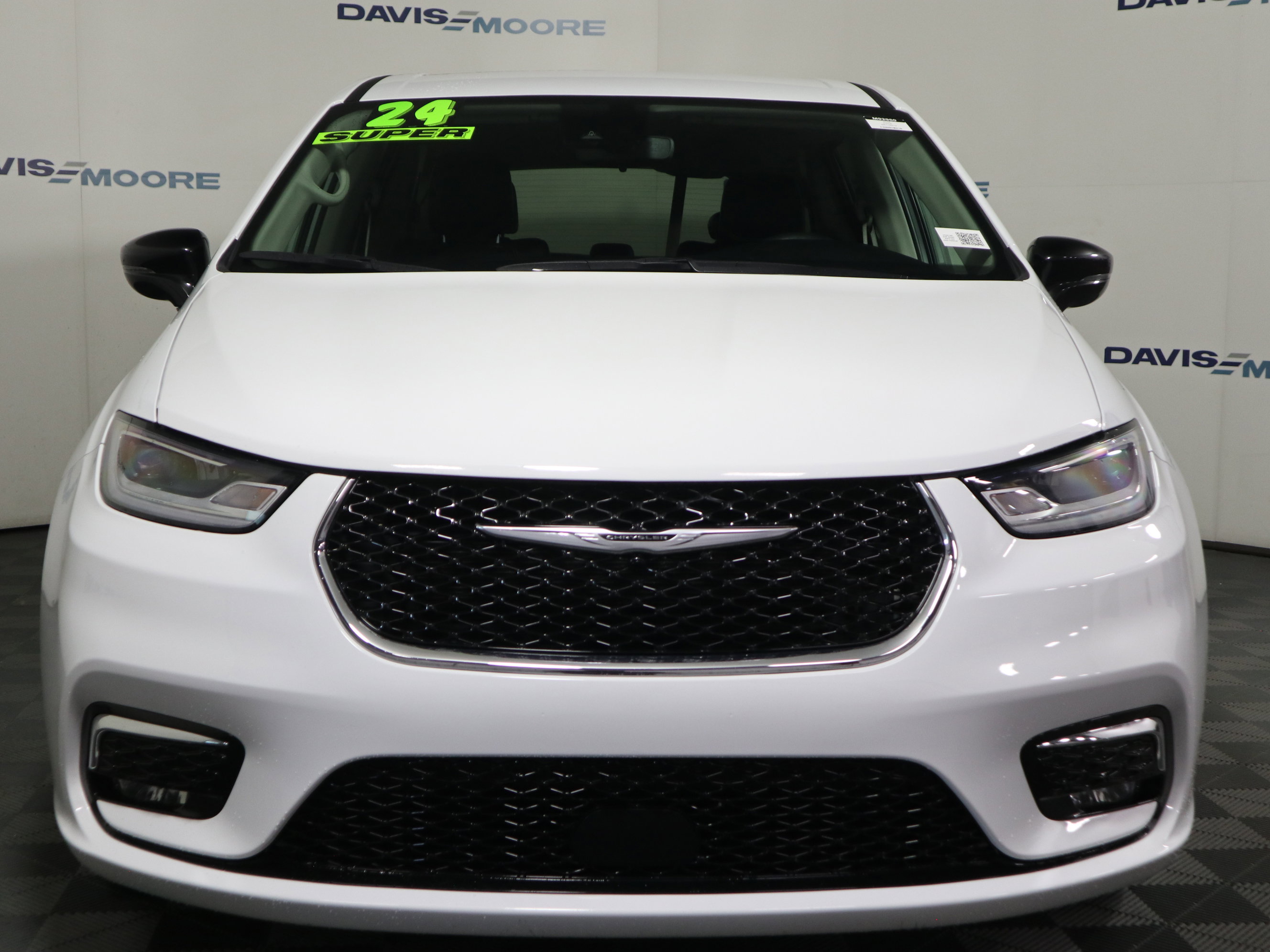 Used 2024 Chrysler Pacifica Touring-L FWD image 12