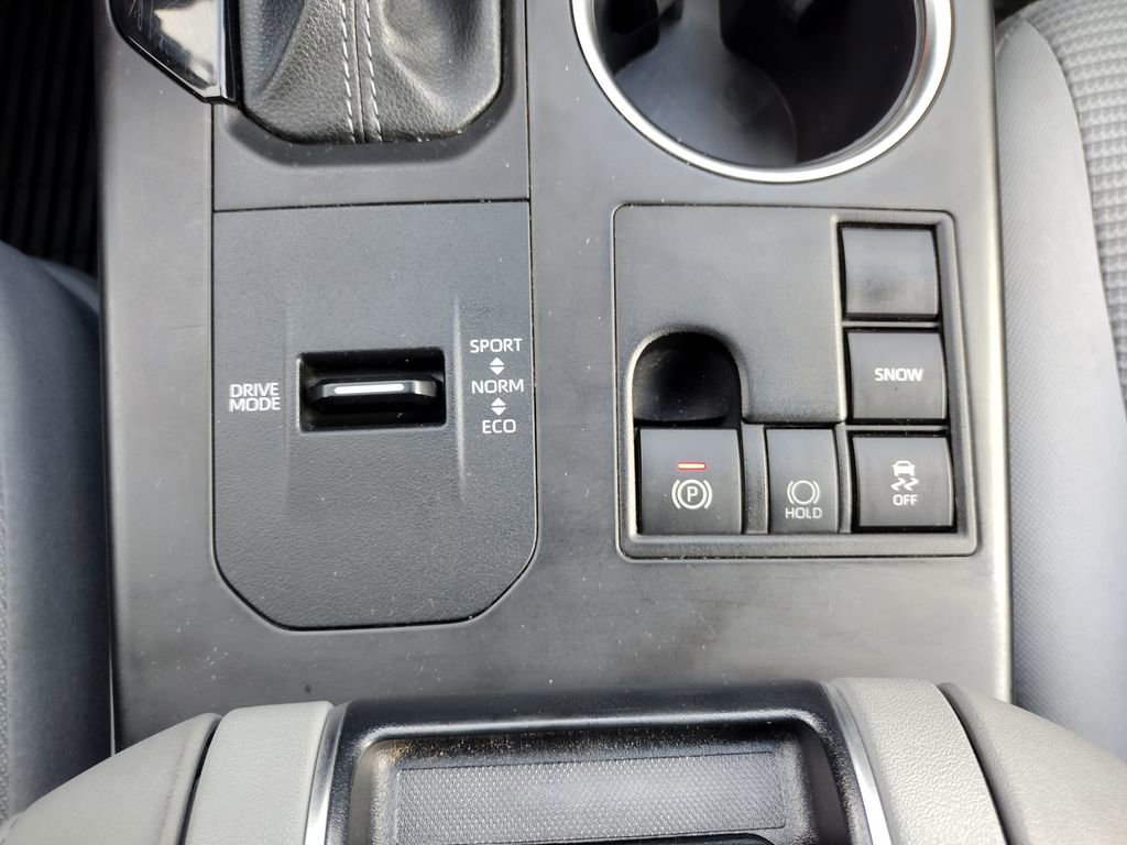Used 2023 Toyota Highlander LE FWD image 31