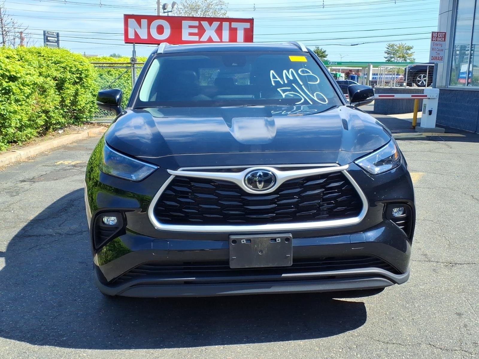 Used 2023 Toyota Highlander XLE AWD/4WD image 2