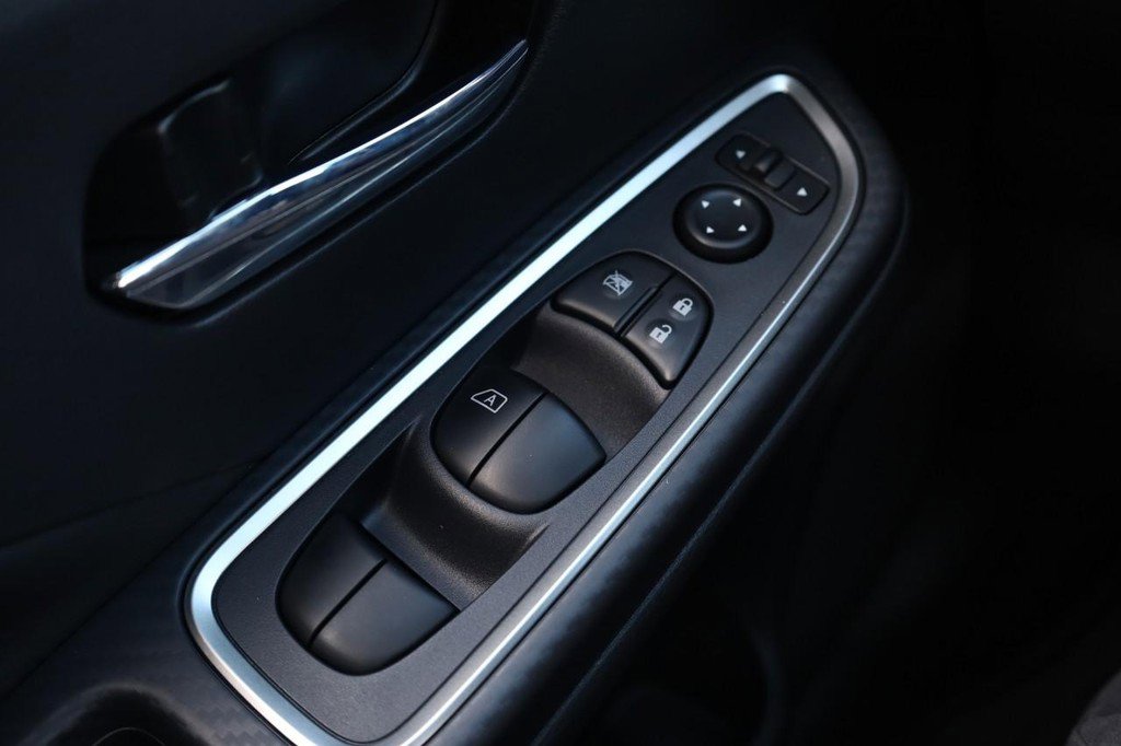 New 2025 Nissan Versa SR w/ Trunk Package image 17