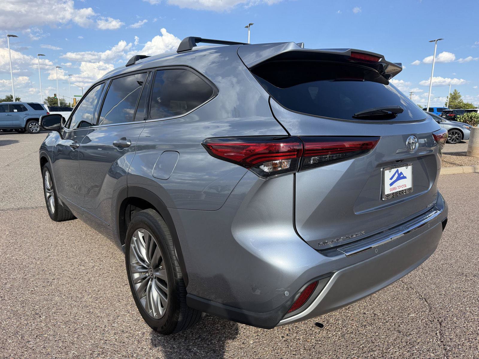 Used 2021 Toyota Highlander Platinum FWD image 3